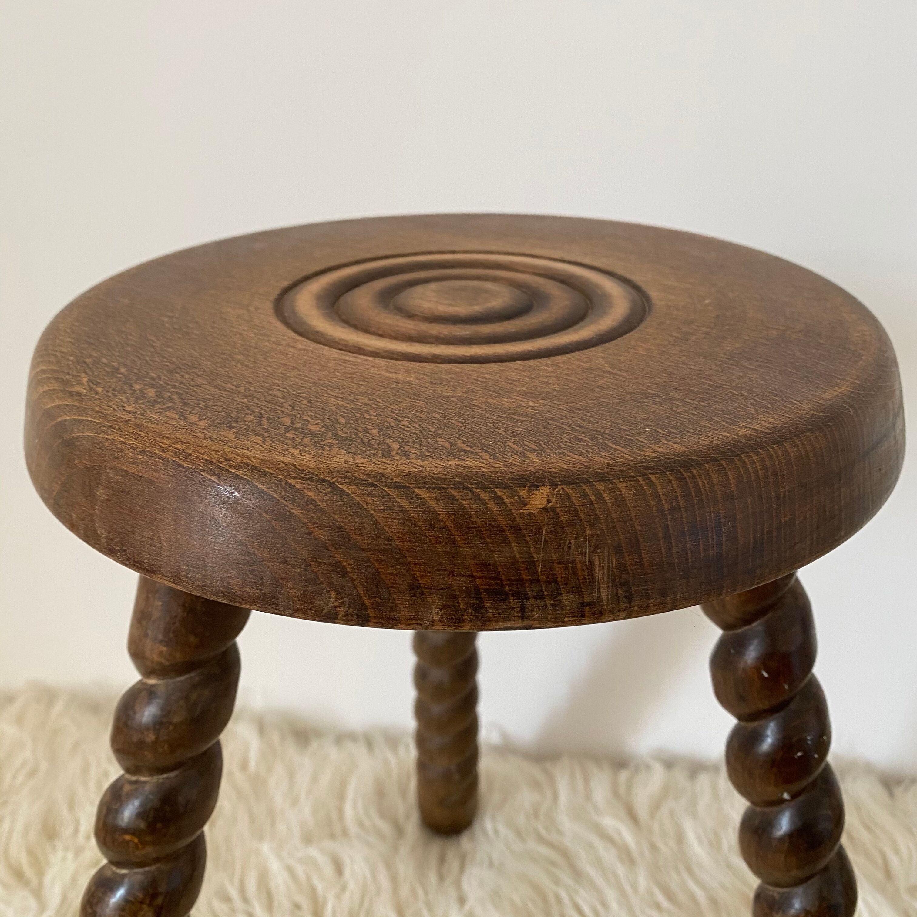 Tripod stool turned feet