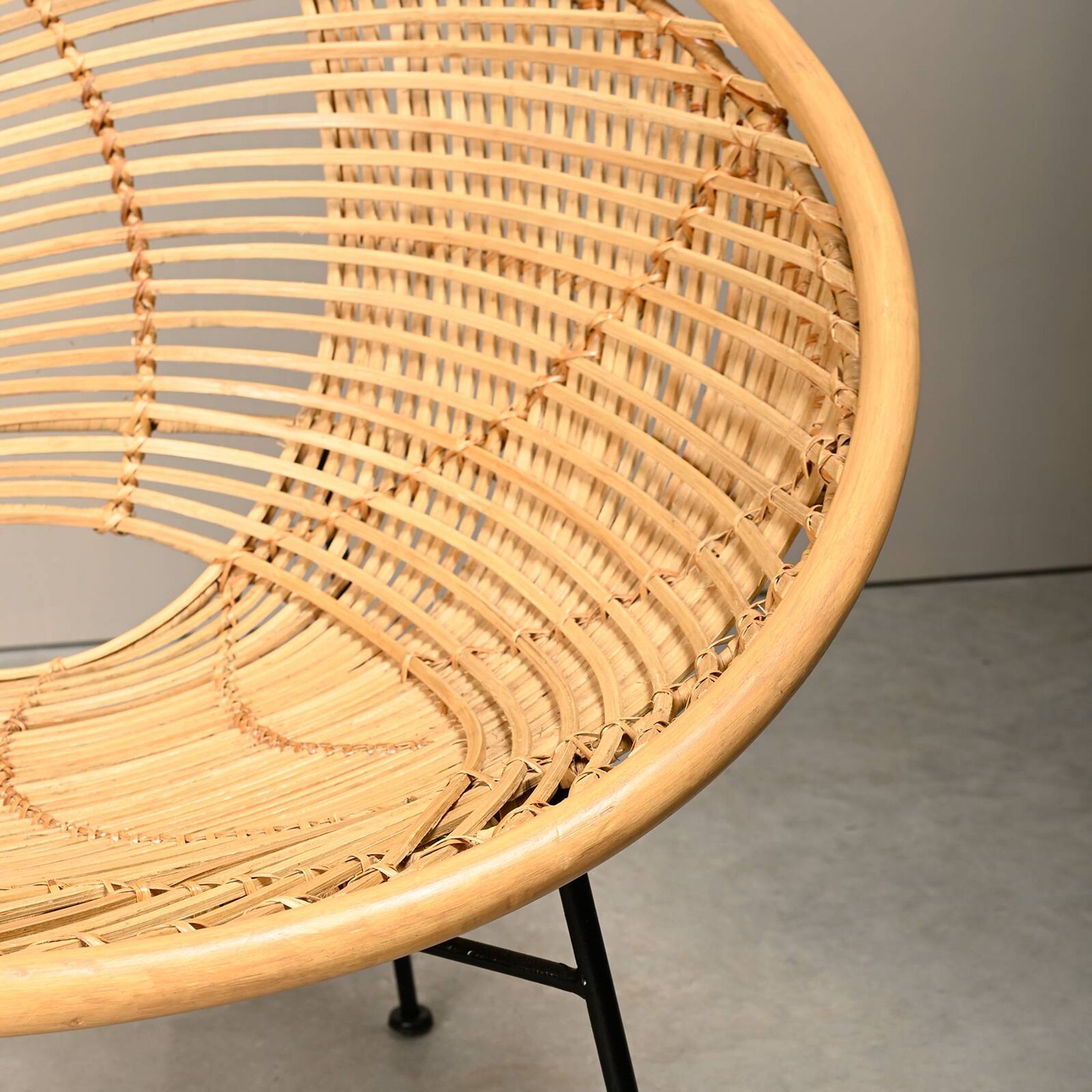 Fauteuil corbeille en rotin et métal noir
