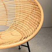 Fauteuil corbeille en rotin et métal noir