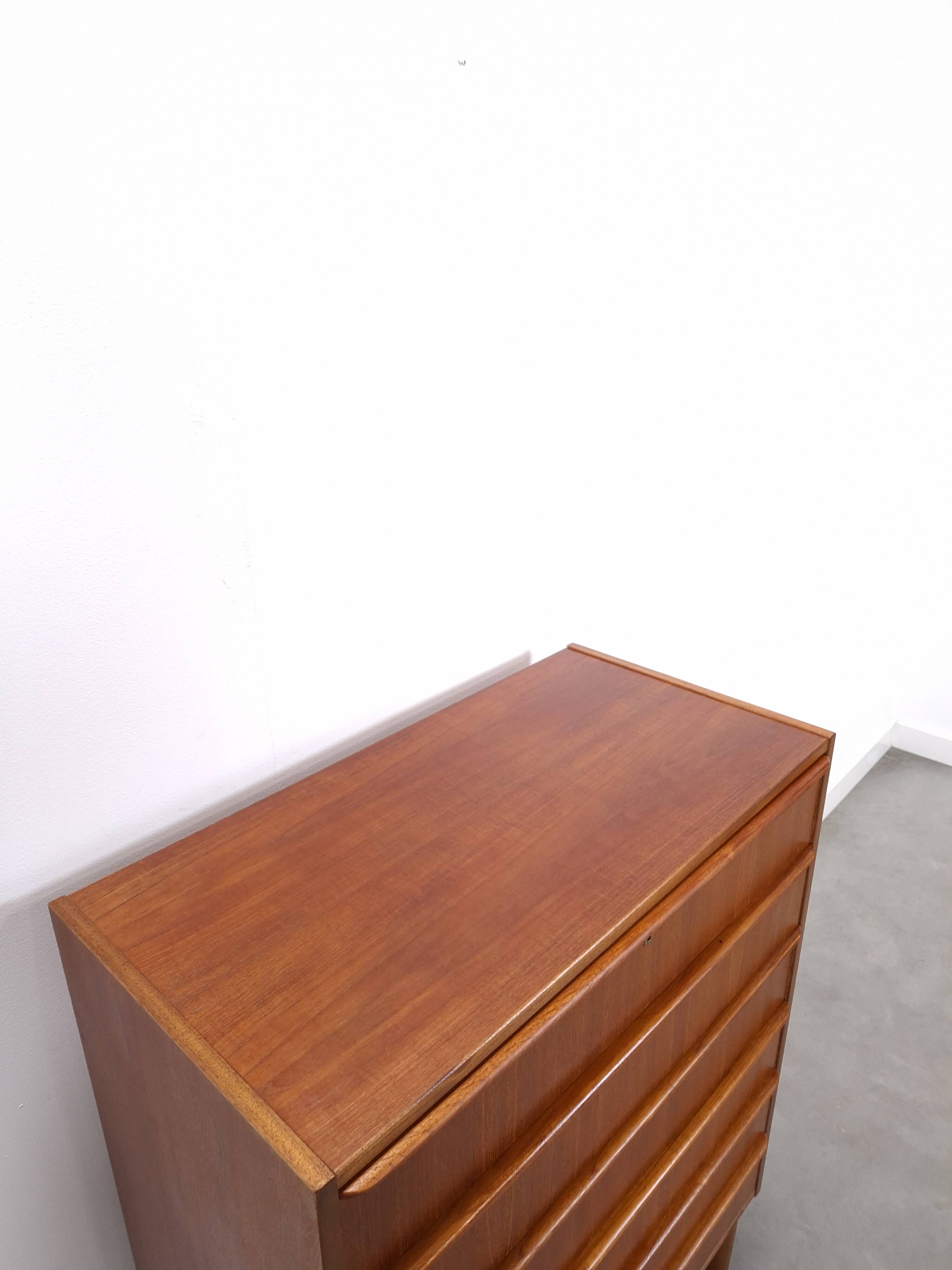 Commode en teck en provenance du Danemark avec 6 tiroirs.