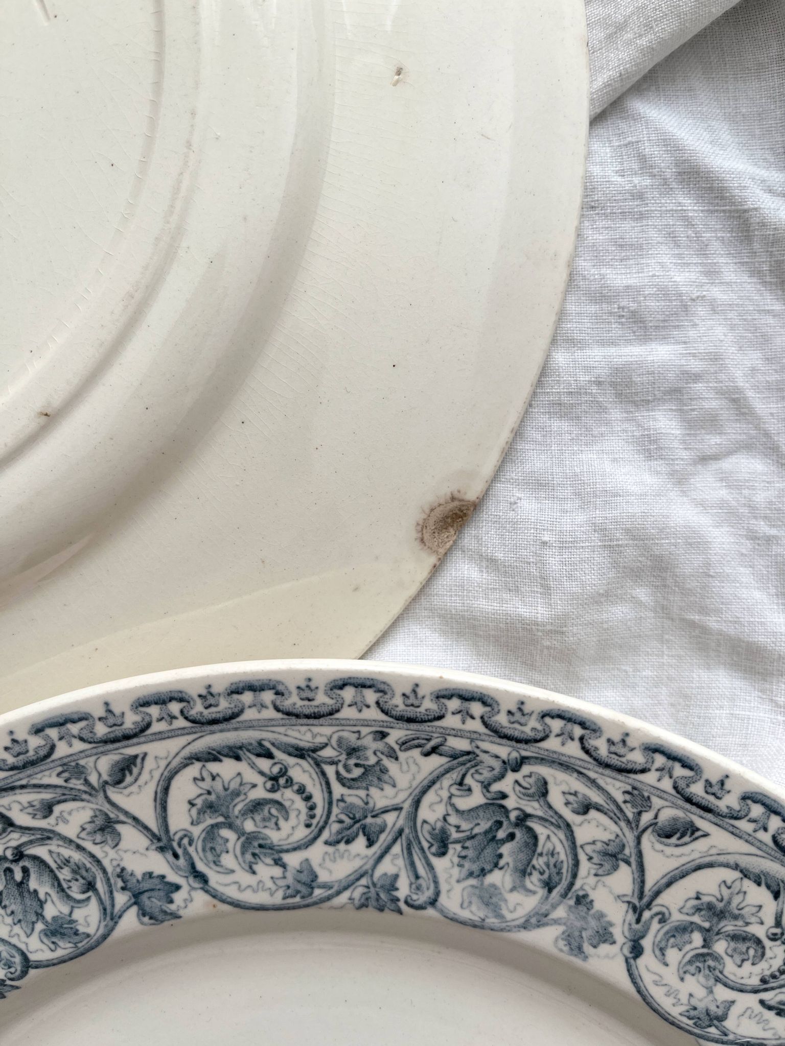 3 assiettes plates en terre de fer "Renaissance" Creil et Montereau