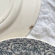 3 assiettes plates en terre de fer "Renaissance" Creil et Montereau