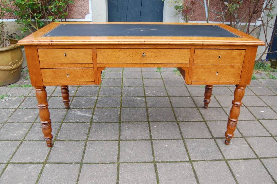 Louis Philippe period desk in mottled maple and cherry, 19th century.