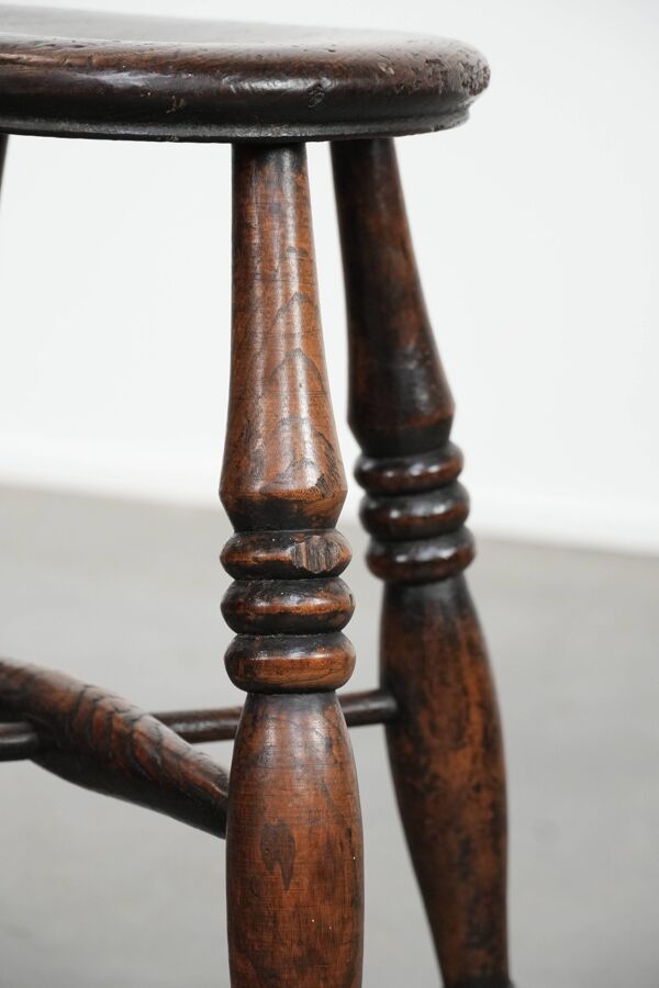 Ensemble de deux tabourets Windsor anglais anciens et intemporels du XVIIIe siècle, présentant une superbe patine.