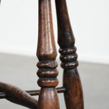 Ensemble de deux tabourets Windsor anglais anciens et intemporels du XVIIIe siècle, présentant une superbe patine.