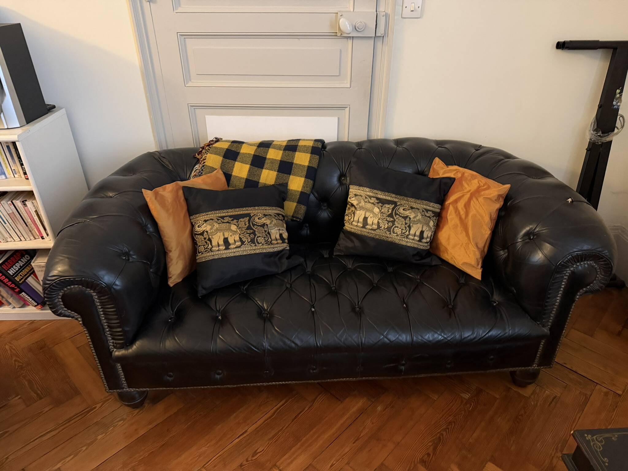 Canapé Chesterfield cuir noir + paire de fauteuils