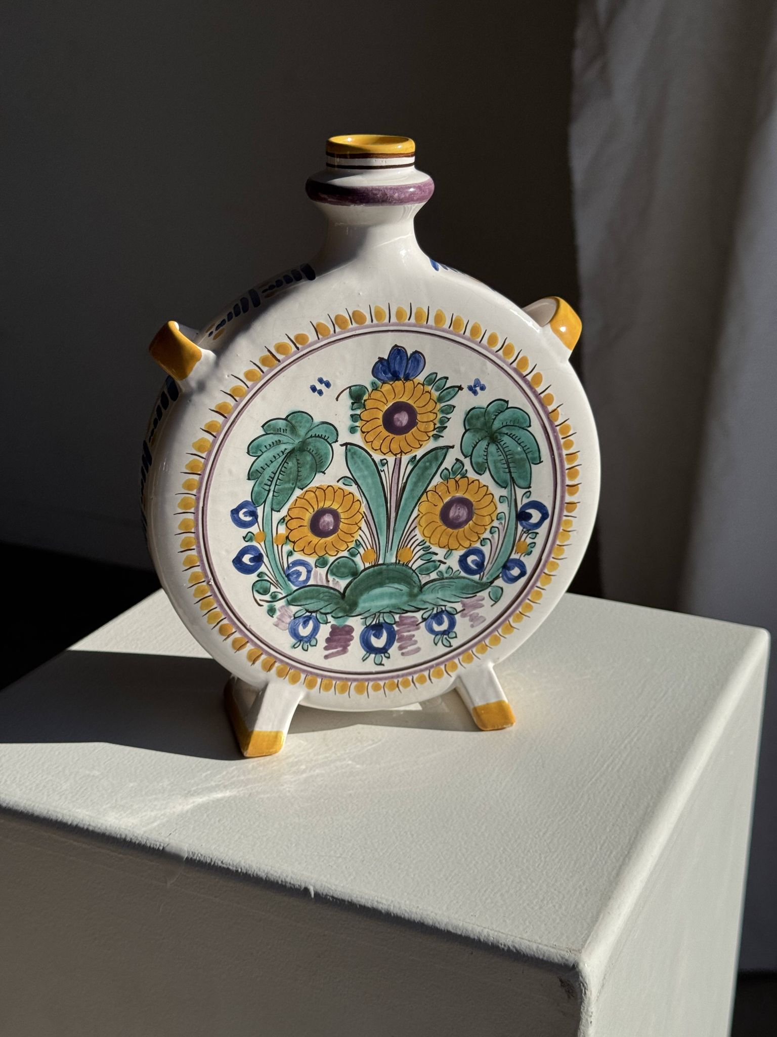 Vintage flat plate in white Modra earthenware, hand-painted.
