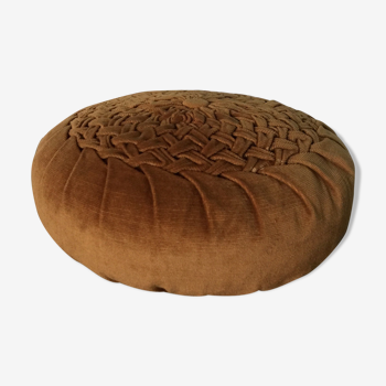 Coussin rond marron avec plis en velour