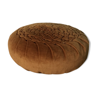 Brown round cushion with velvet folds