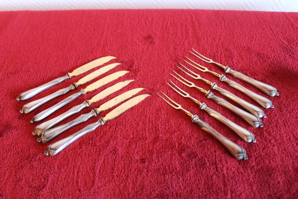 Set of knives and forks for fruits.