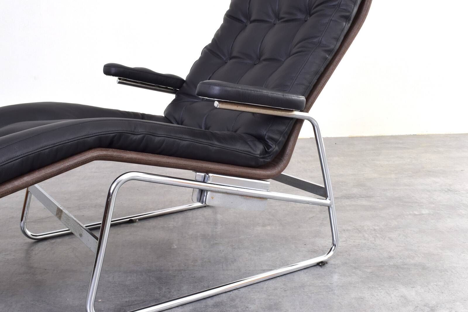 Bauhaus Leather and Chrome Model Fenix Chaise Longue by Sam Larsson for Dux