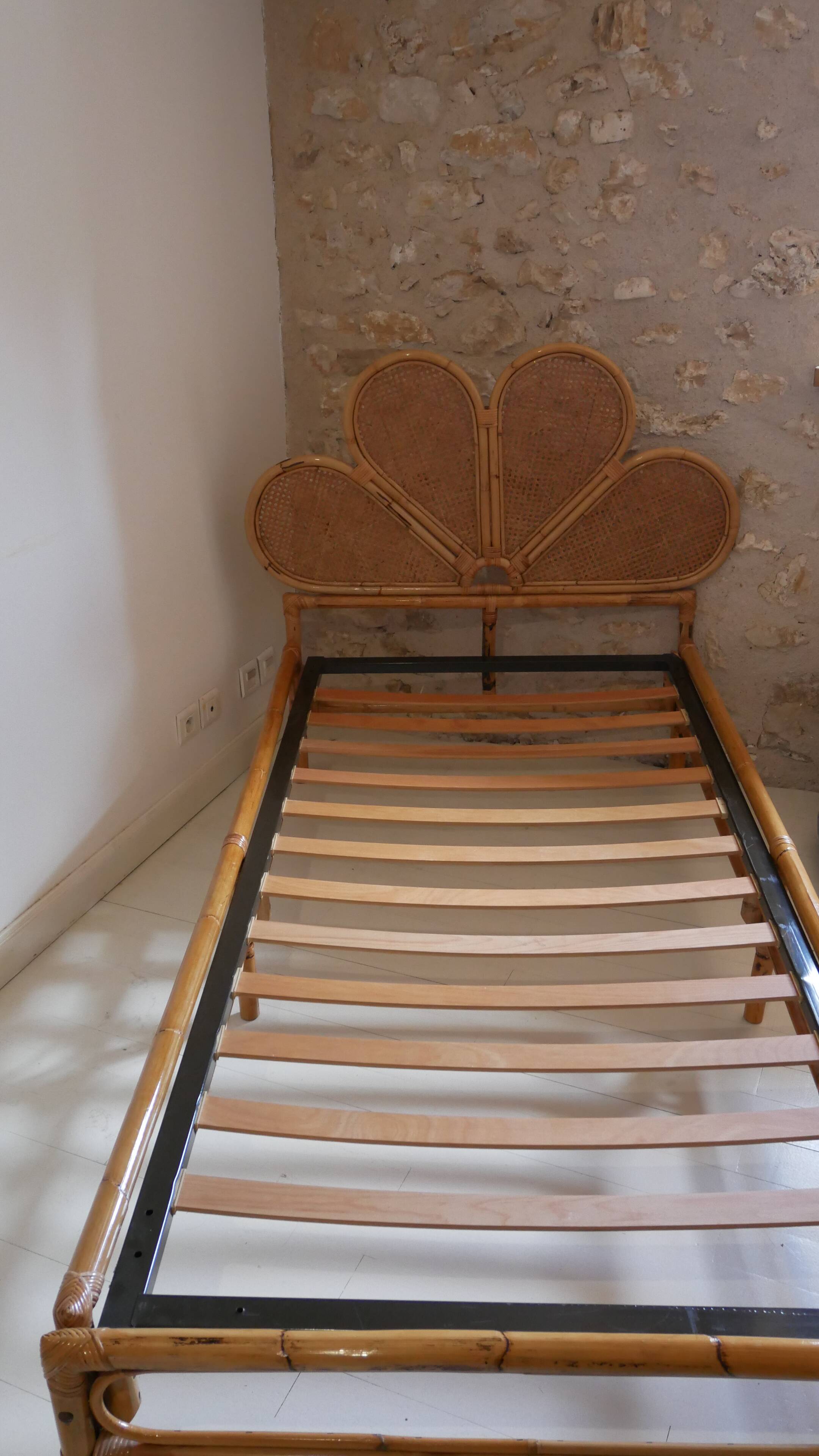 Vintage rattan shell bed
