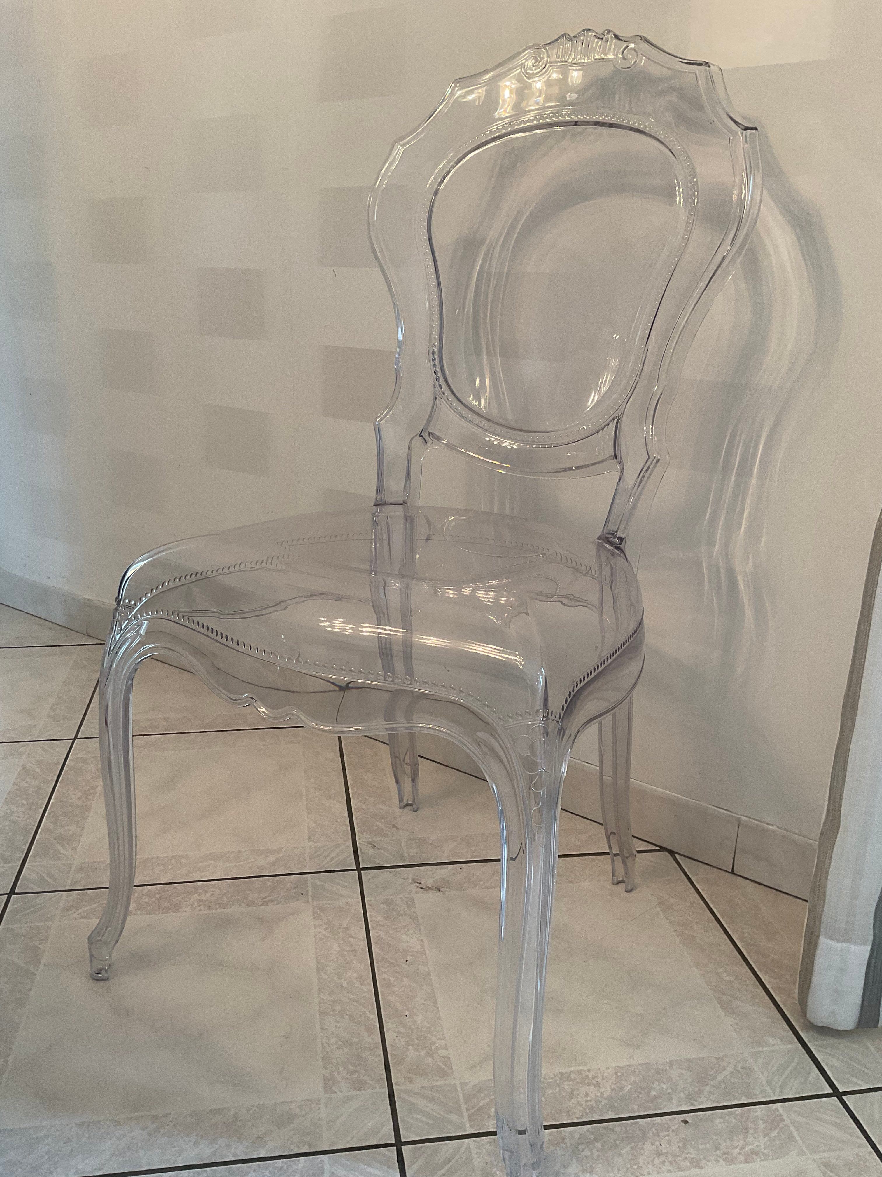 Lot de 6 chaises transparentes style Louis XV