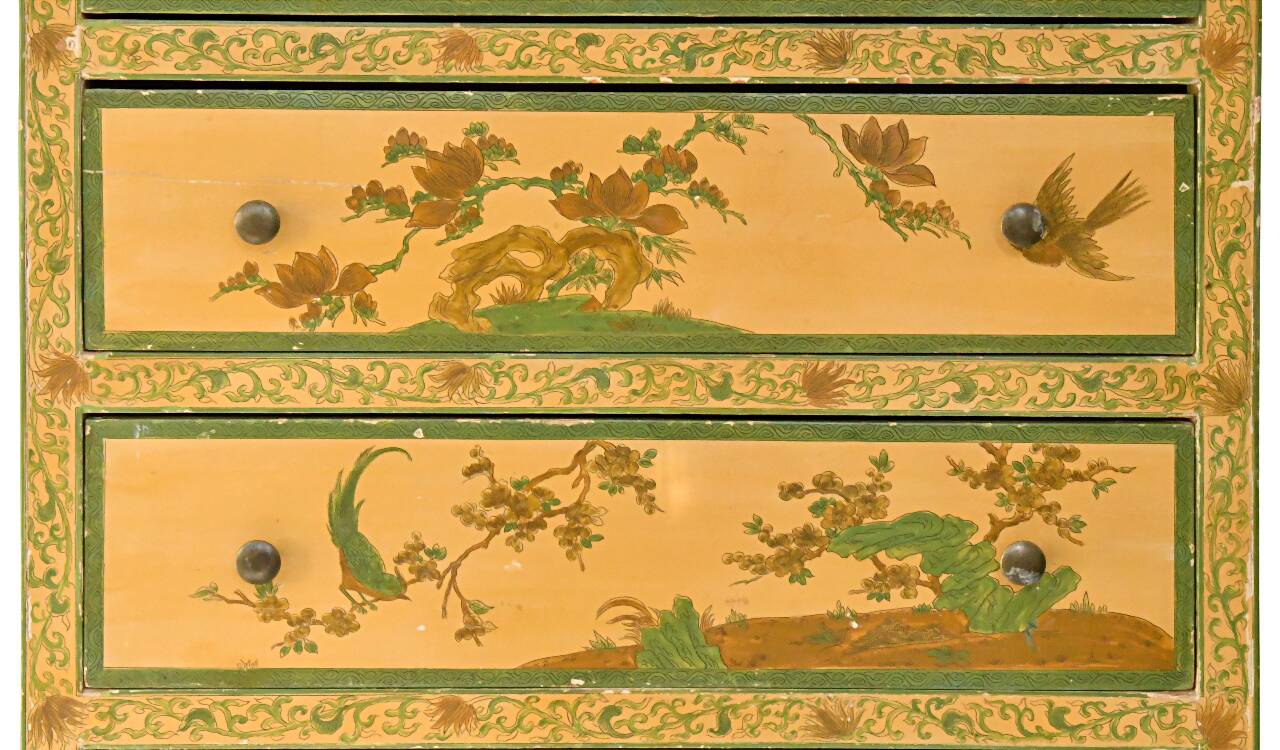 Chiffonnier en bois peint de style chinoisant