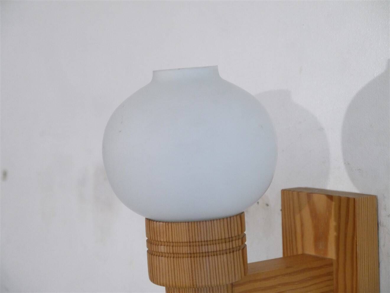 Paire d'applique scandinave en bois et verre opalin