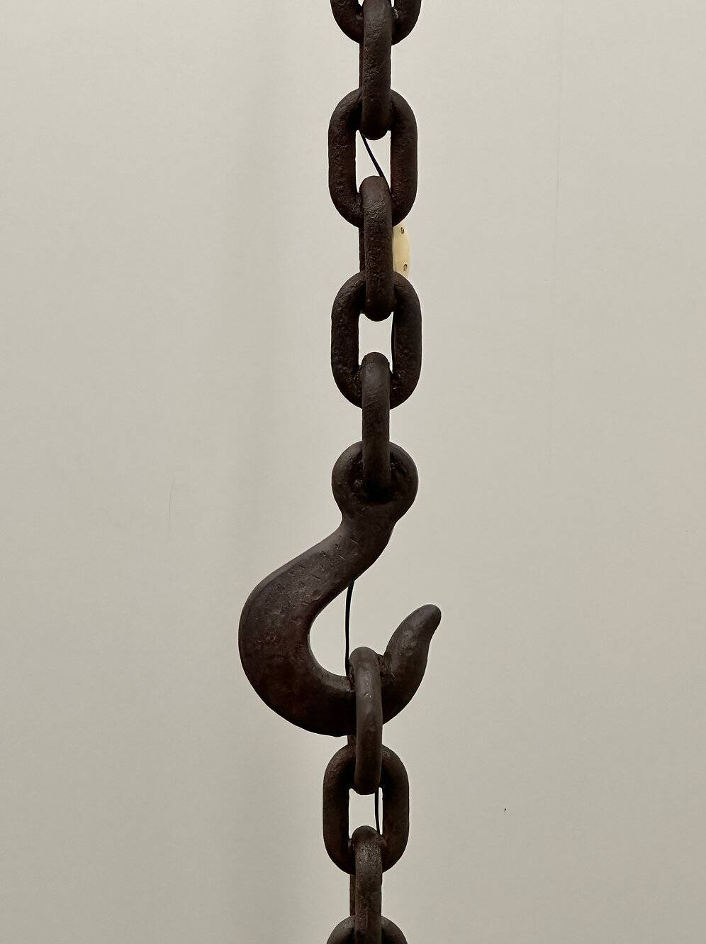 Brutalist cast iron & marine chain links floor lamp, France 1960s.