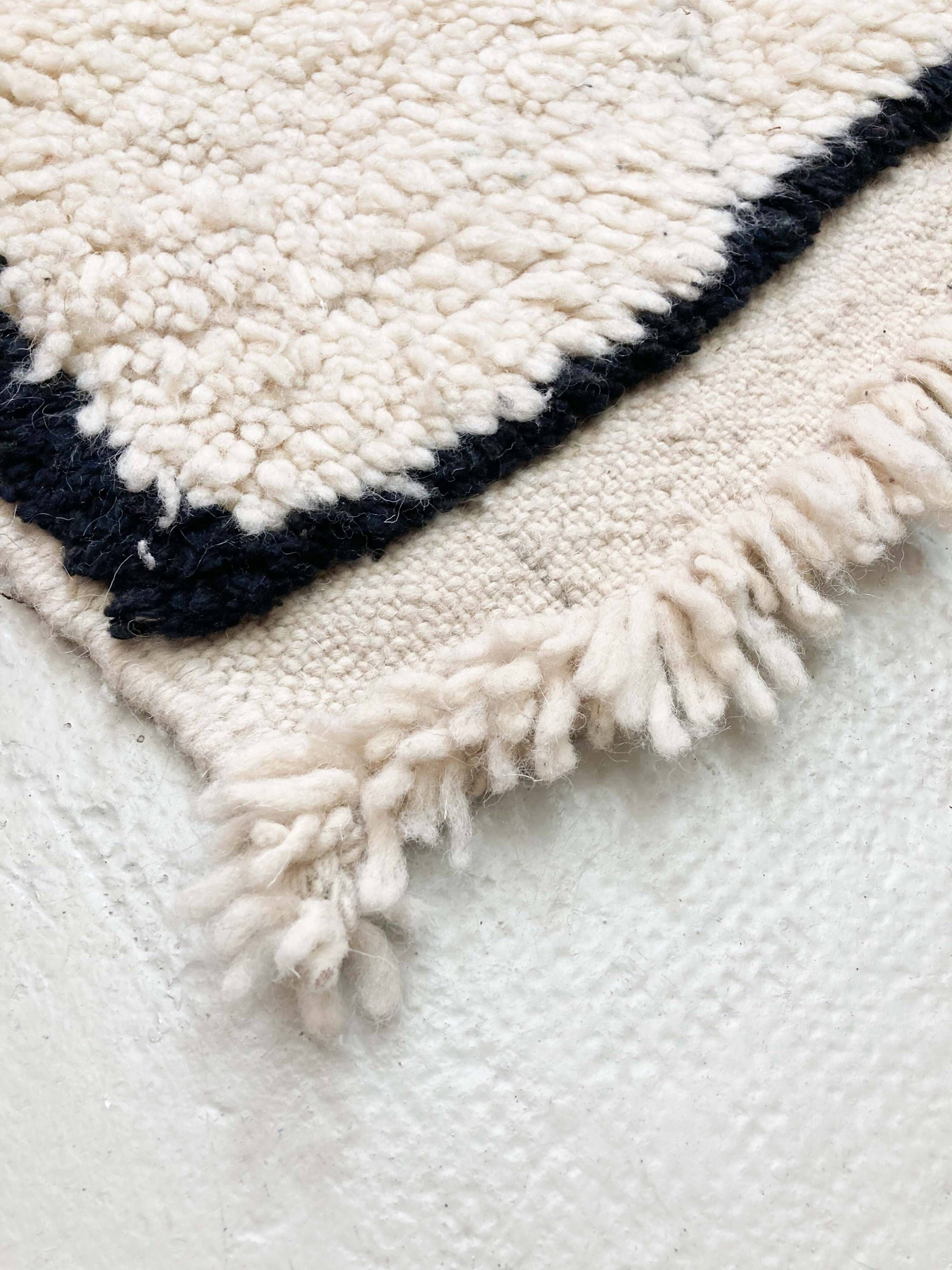 Beni Ouarain Moroccan Berber carpet with diamonds engraved in the weft 2.18x1.21m