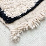 Beni Ouarain Moroccan Berber carpet with diamonds engraved in the weft 2.18x1.21m