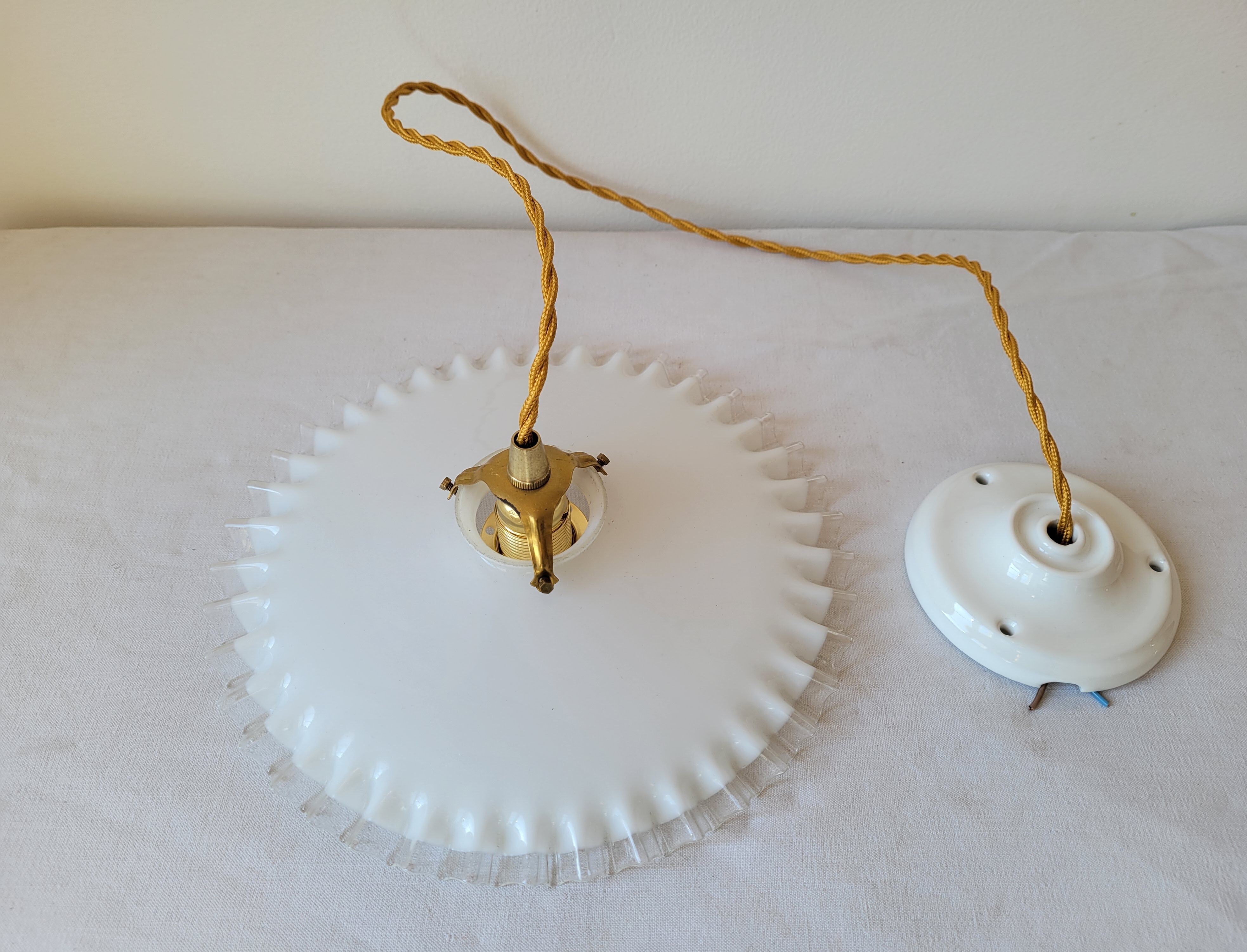 Serrated opaline suspension