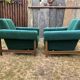 Duo de fauteuils vintage à tissus vert.