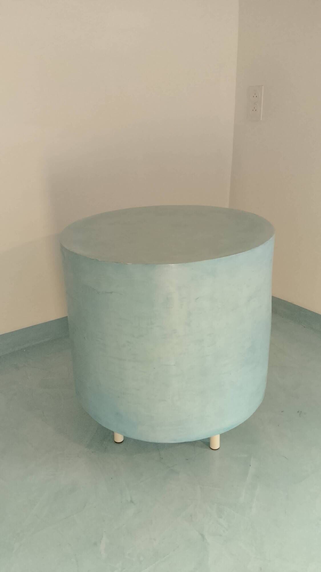 Pastel blue cylindrical coffee table "Tambour" – Artisan design.