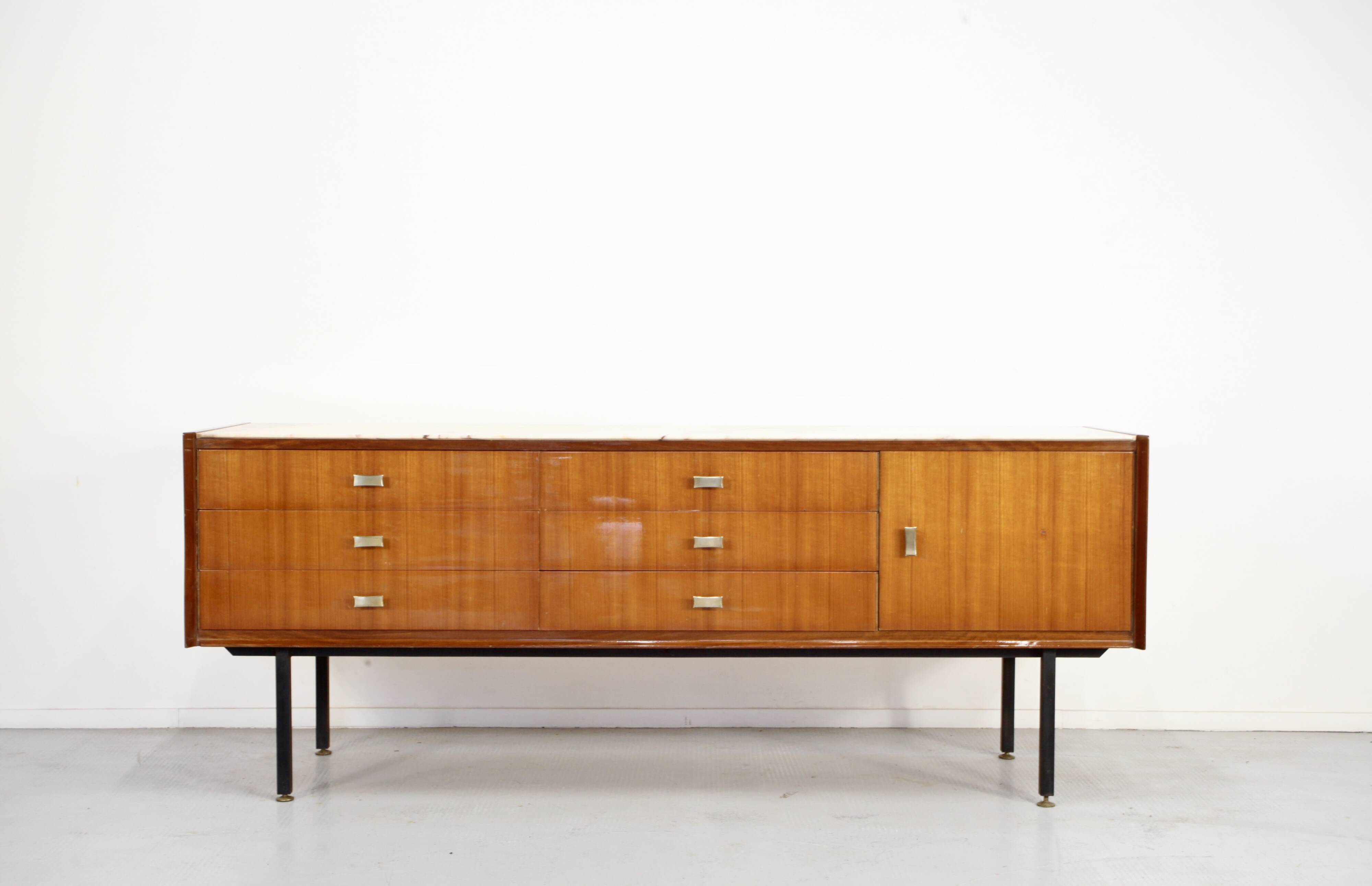 Enfilade italienne en teck, marbre de Carrare, laiton et acier, années 50