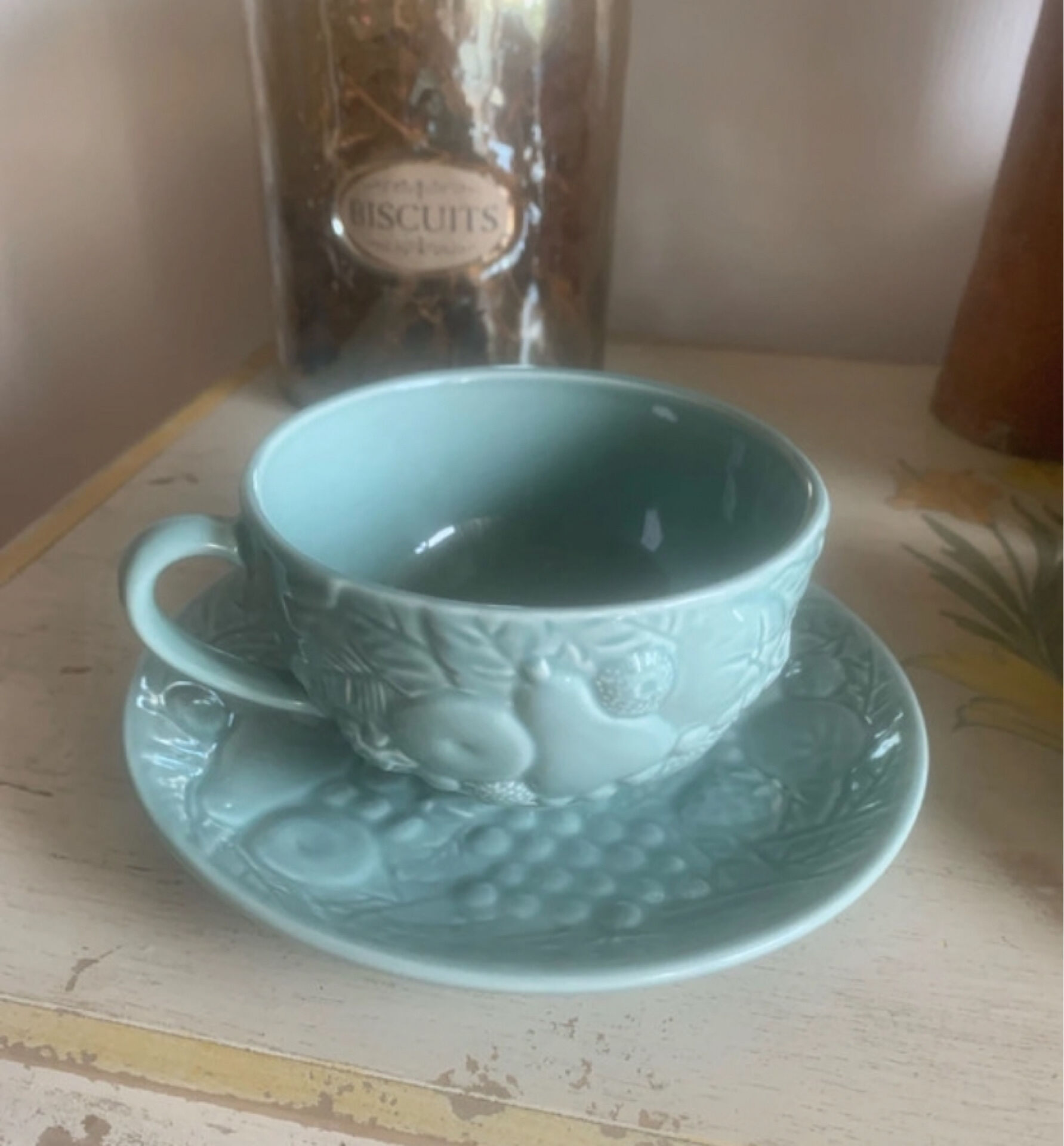Set of 4 soup / consommé cups and saucers in ceramic.