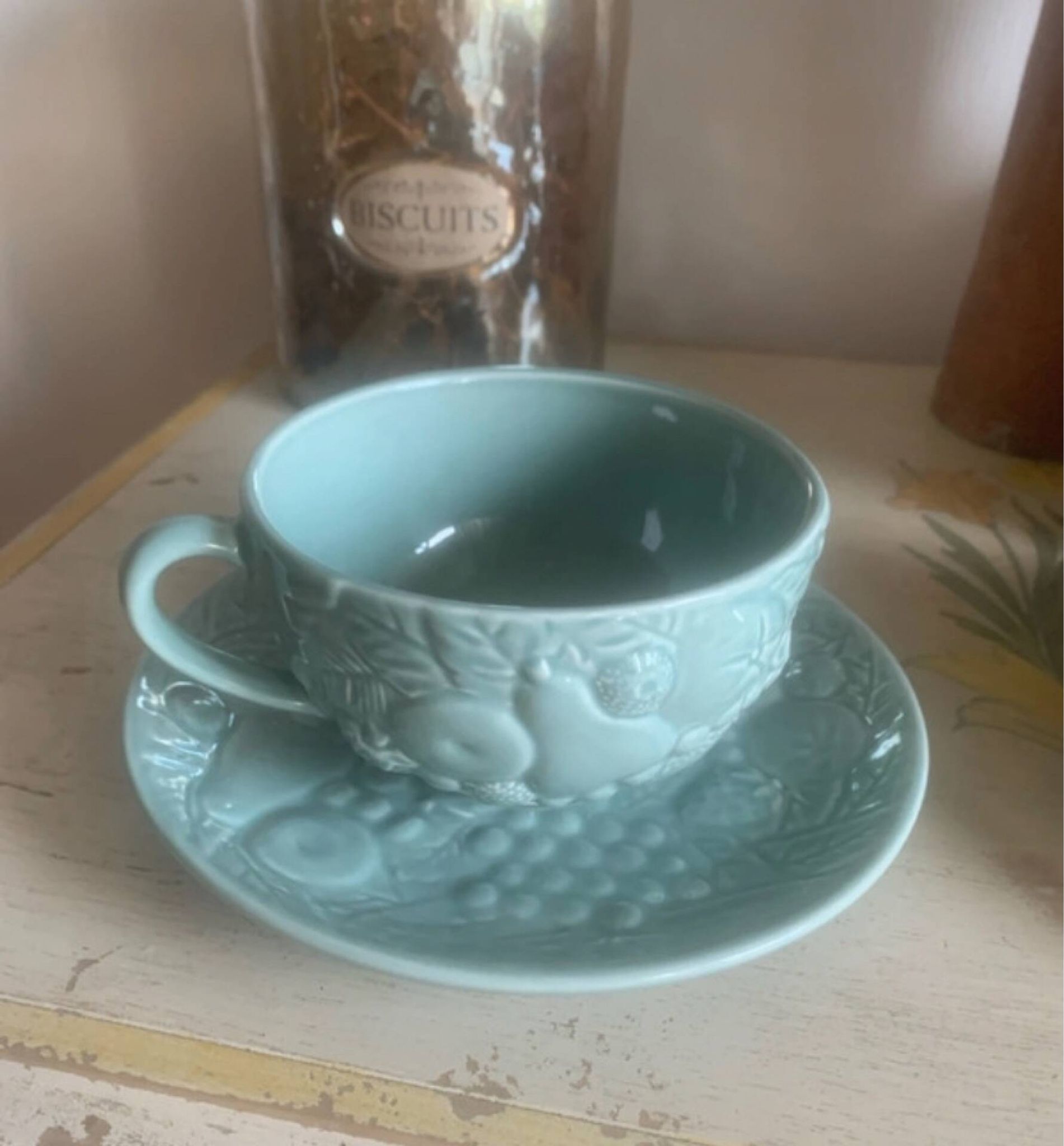 Set of 4 soup / consommé cups and saucers in ceramic.