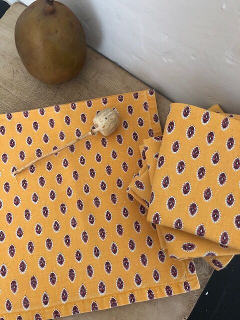 12 yellow Table towels Provençal motifs