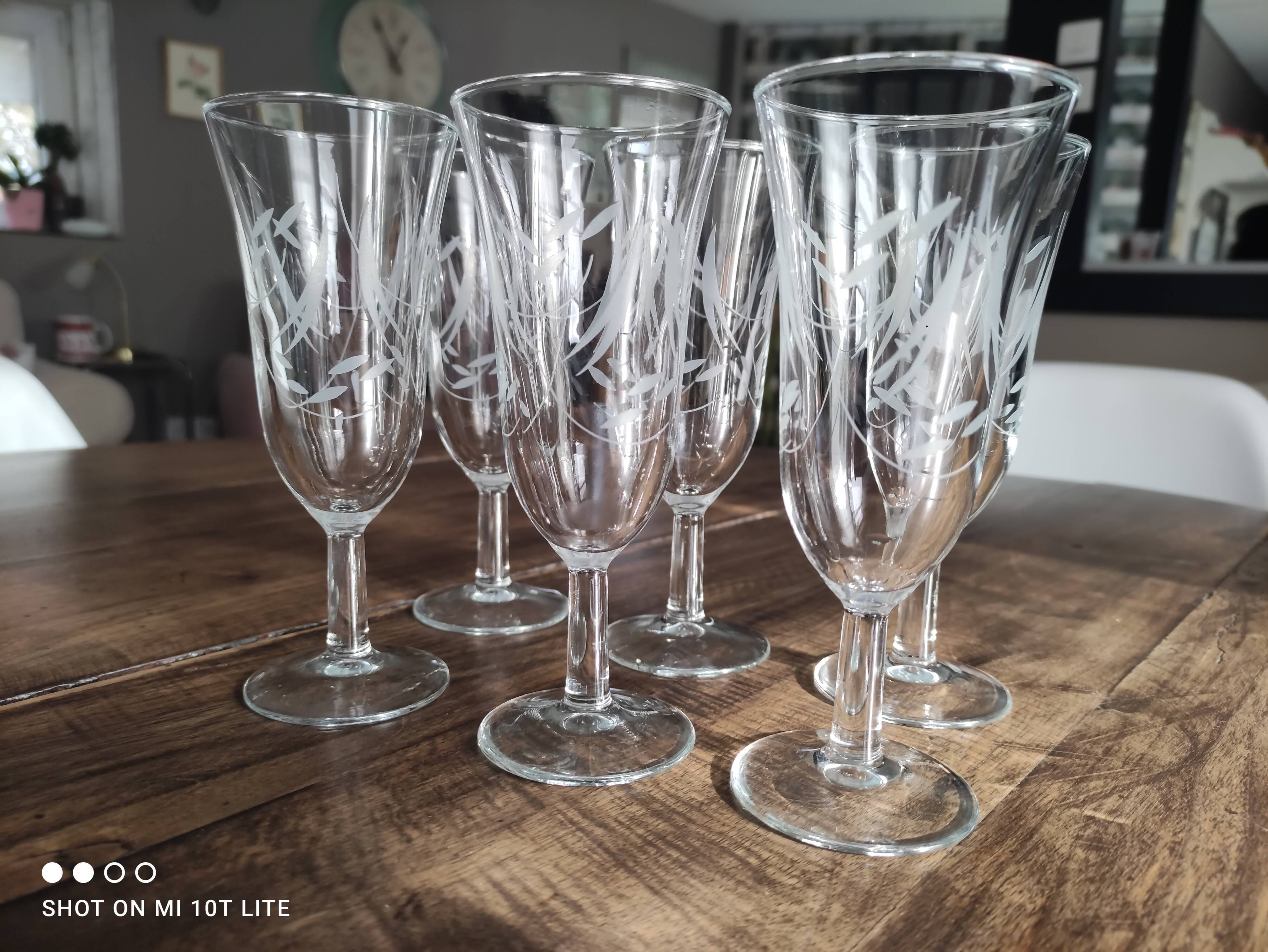 Lot de 6 flûtes à champagne vintage en verre gravé feuillage opaque