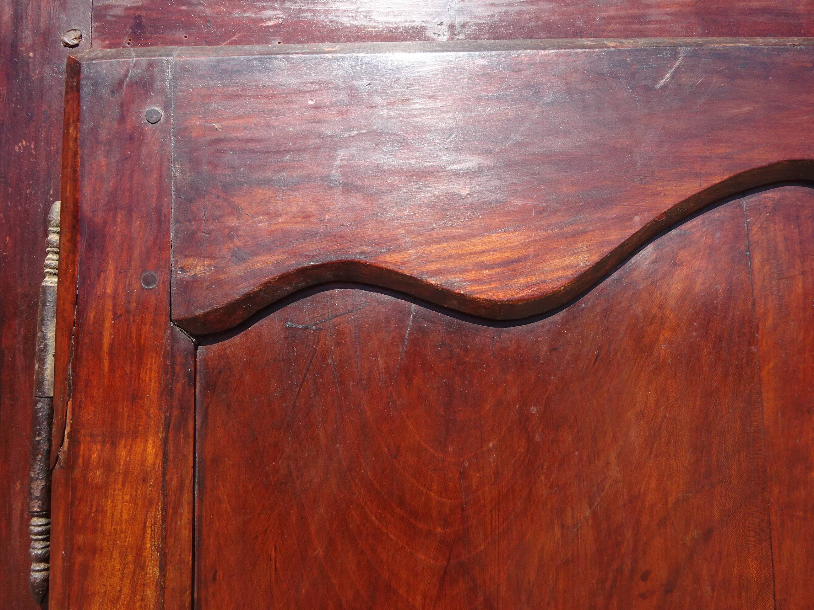 Armoire Louis Philippe en noyer massif