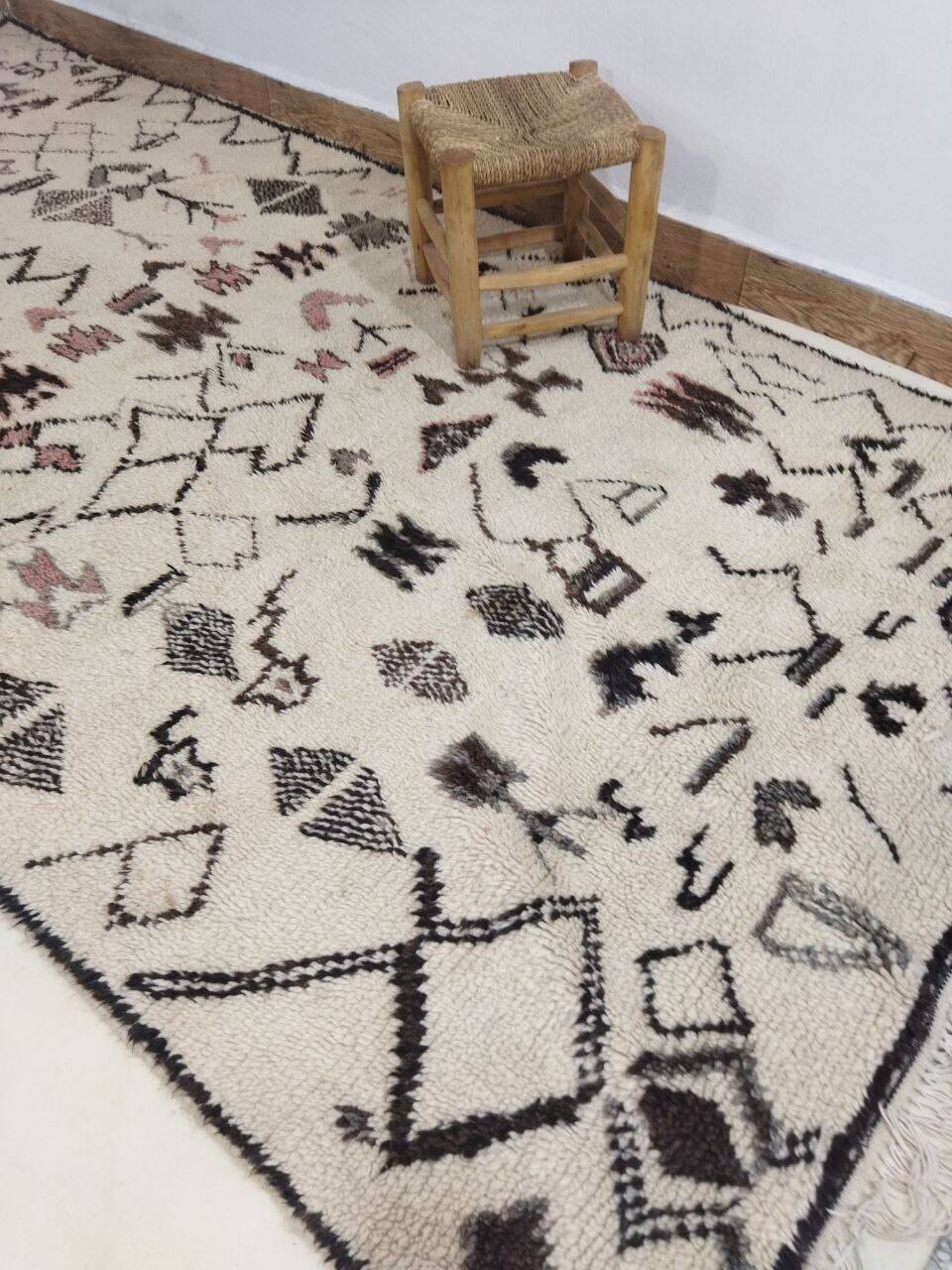 Vintage Berber rug 306 X 135 CM