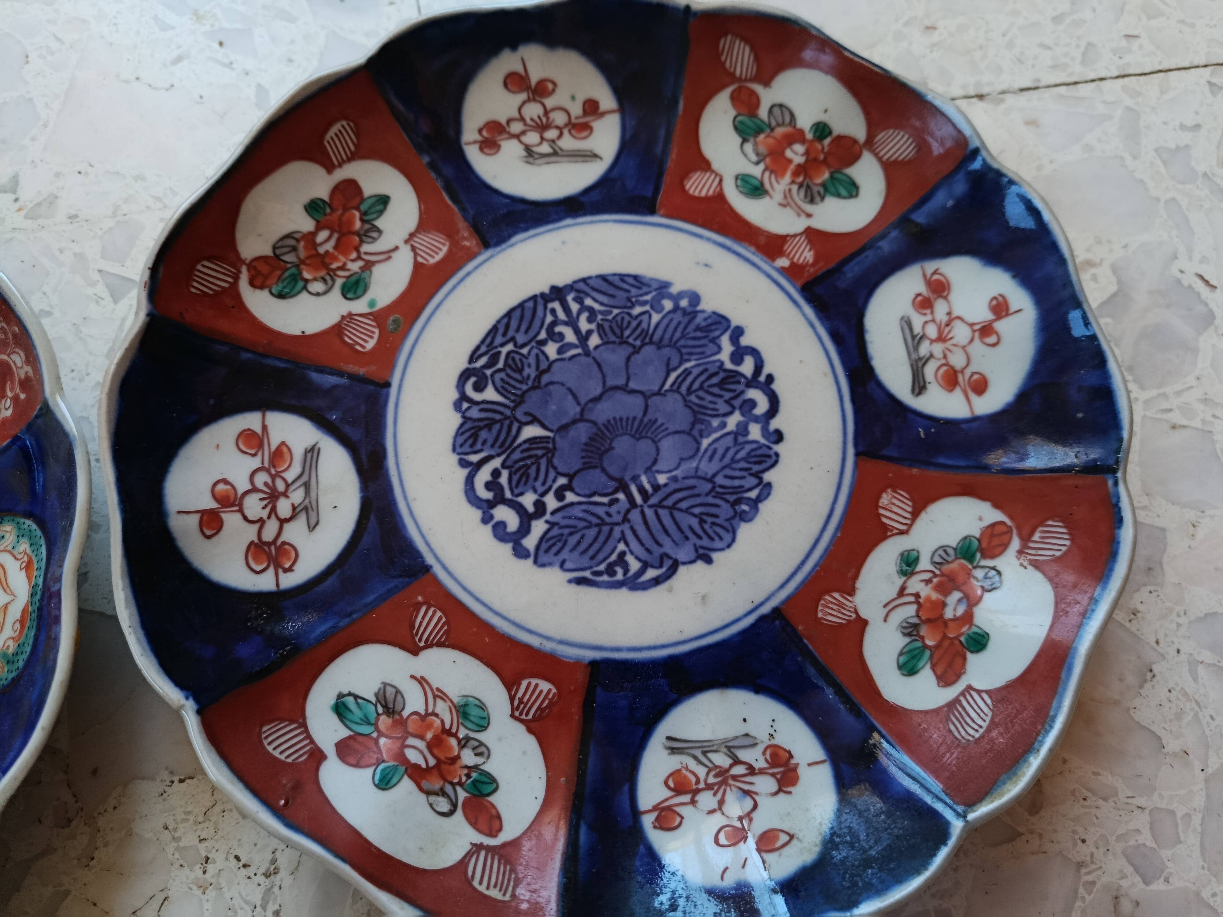 5 IMARI PLATES JAPAN 19th century scalloped floral motifs, FUKI CHOSHUN Arita