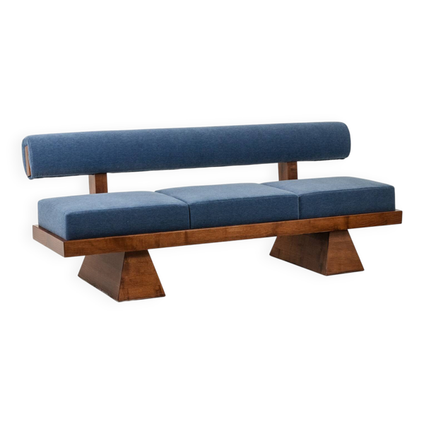 Banquette 3 places en frêne clair et velours de mohair bleu. Contemporain