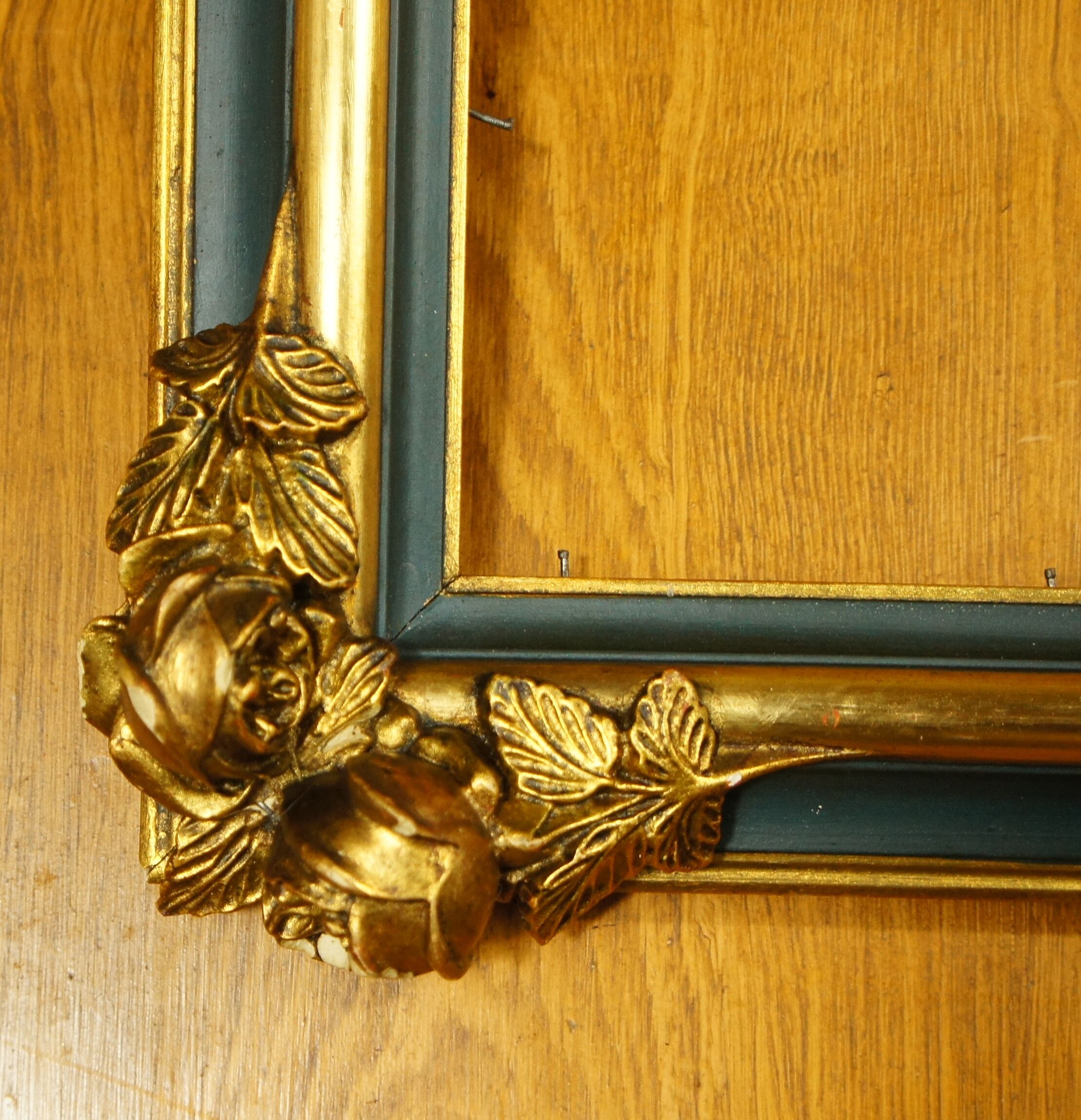 Cadre à décor de roses XIXème vert anglais & feuille d'or.