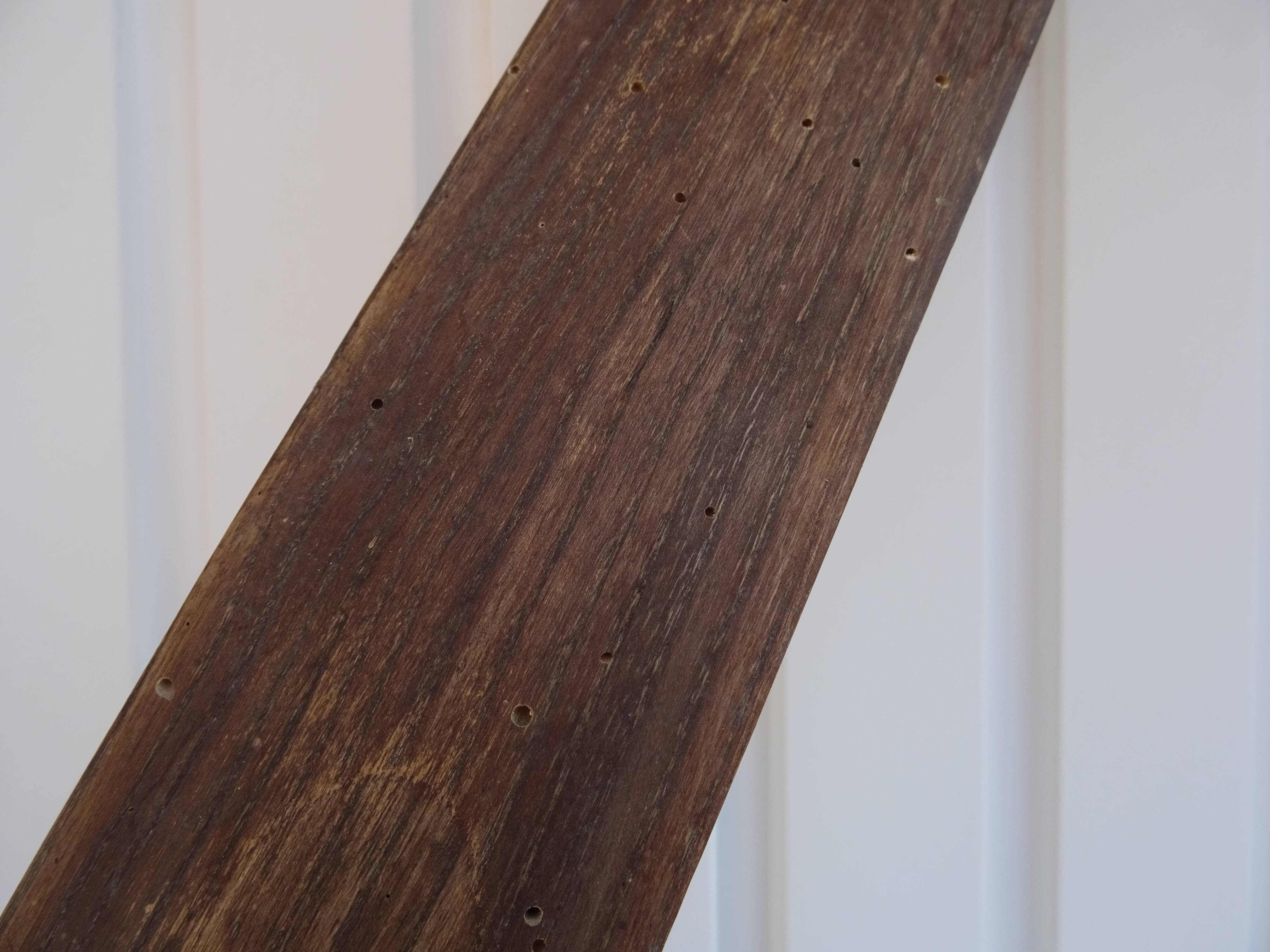 Ancienne paire de skis en bois l'Alpestre