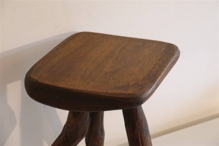 Patinated tripod stool in solid wood from the 1960s.
