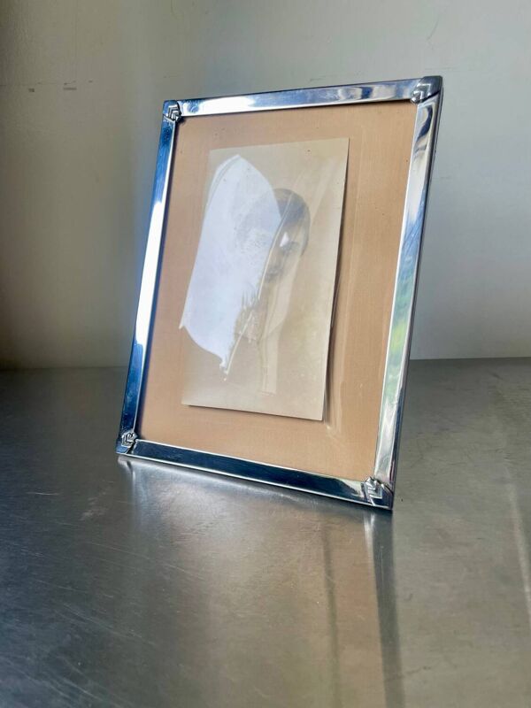 Cadre en métal argenté art deco 20,5 cm x 15,5 cm verre bombé
