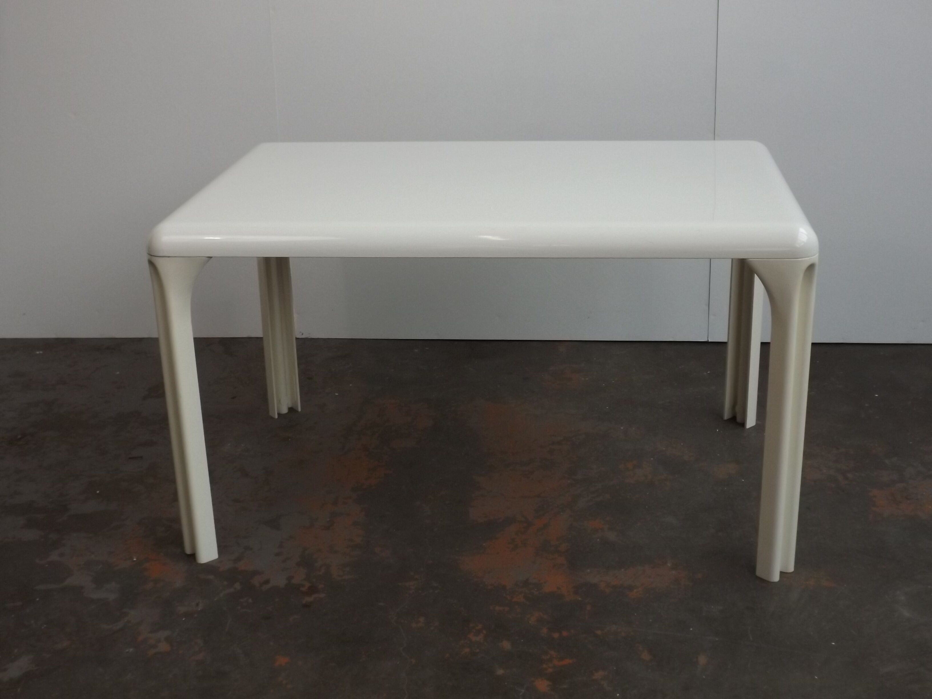 Stadio table by Vico Magistretti, Artemide