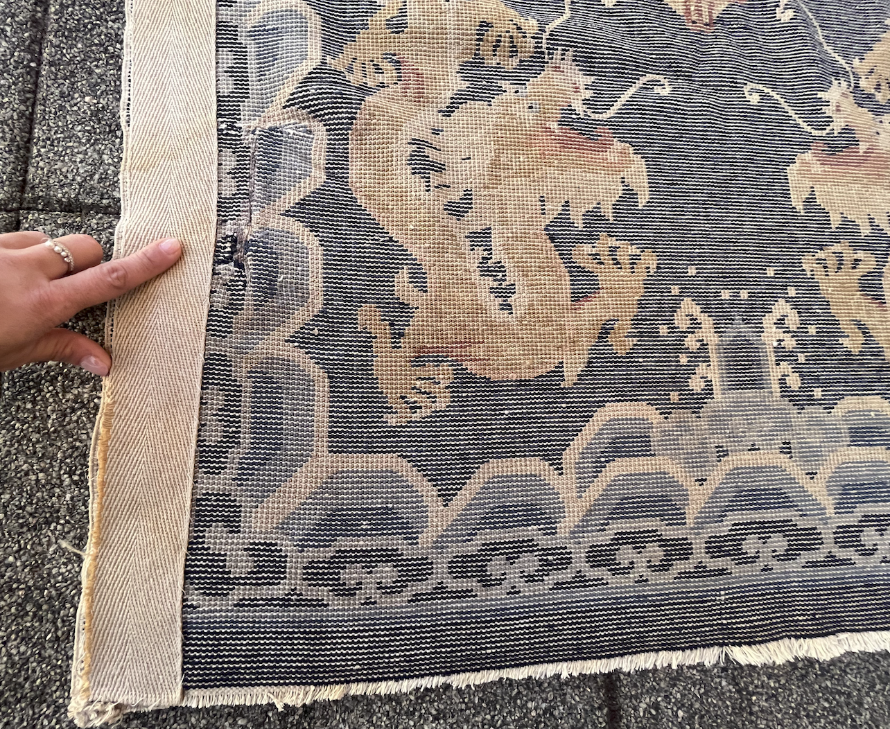 Chinese carpet decorated with dragons, 185x93 cm