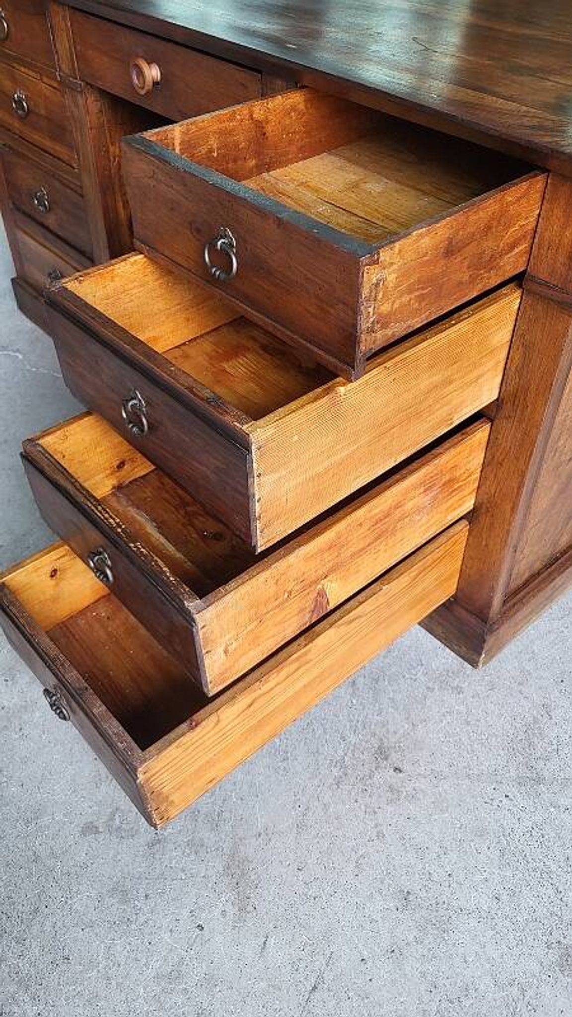 BUREAU A 9 TIROIRS EN NOYER 1900