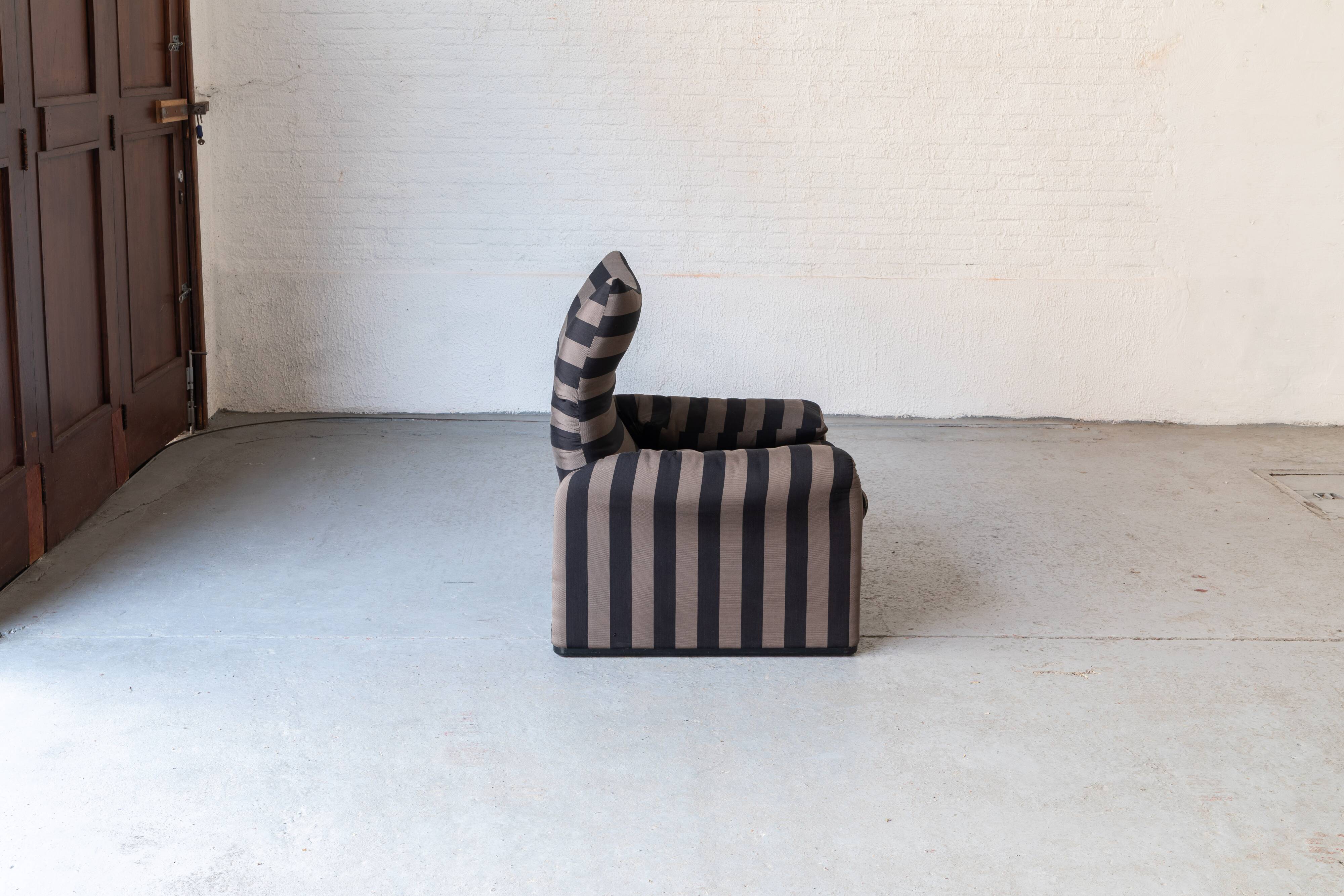 Set of 2 easy chairs 'Maralunga' by Vico Magistretti