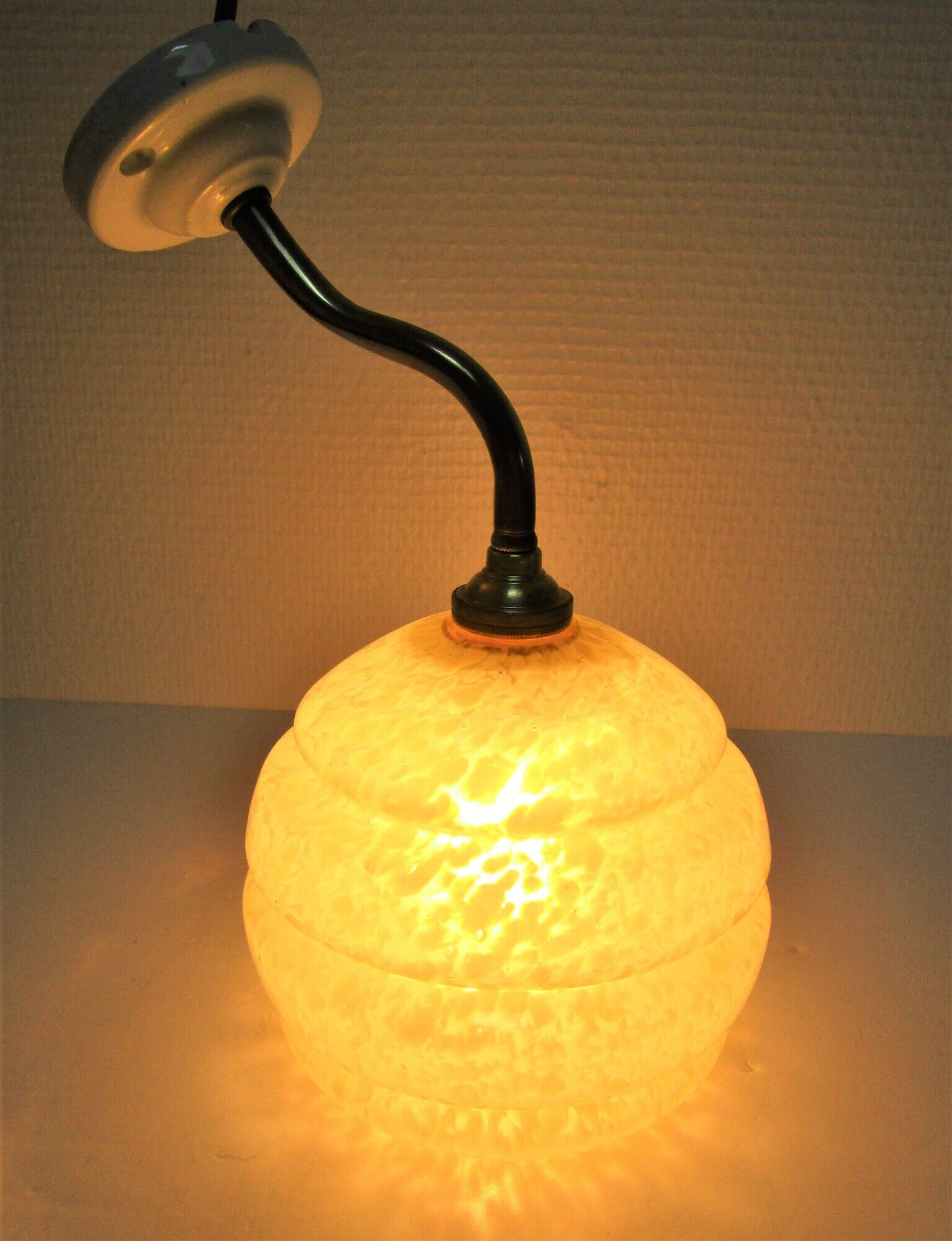 Applique porcelaine laiton et verre de Clichy jaune vanille