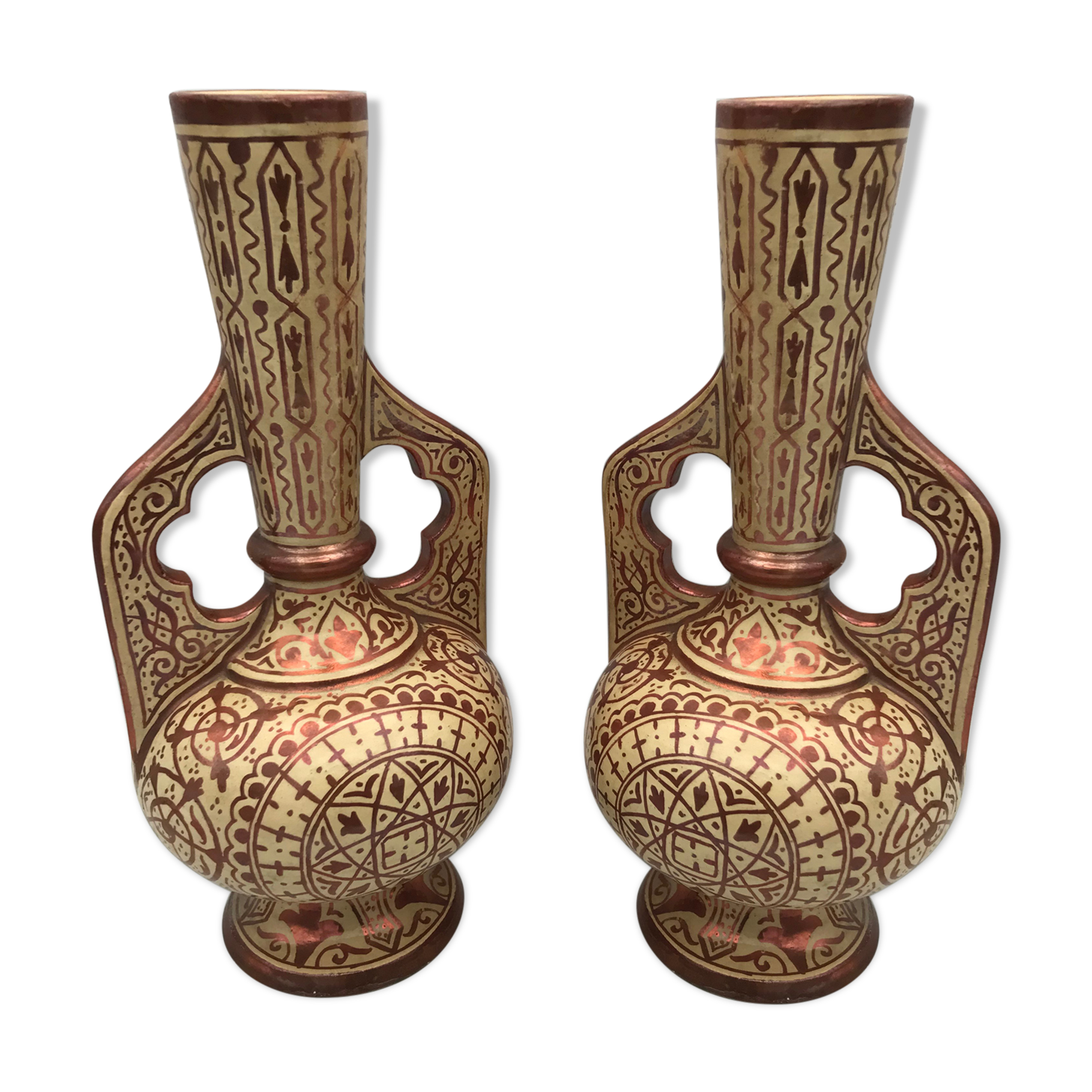 Pair of vases in faïence hispano mauresque decoration arabasques irise reflections metal