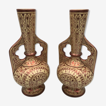 Paire de vases en faïence Hispano Mauresque décor Arabasques  irisé reflets métal