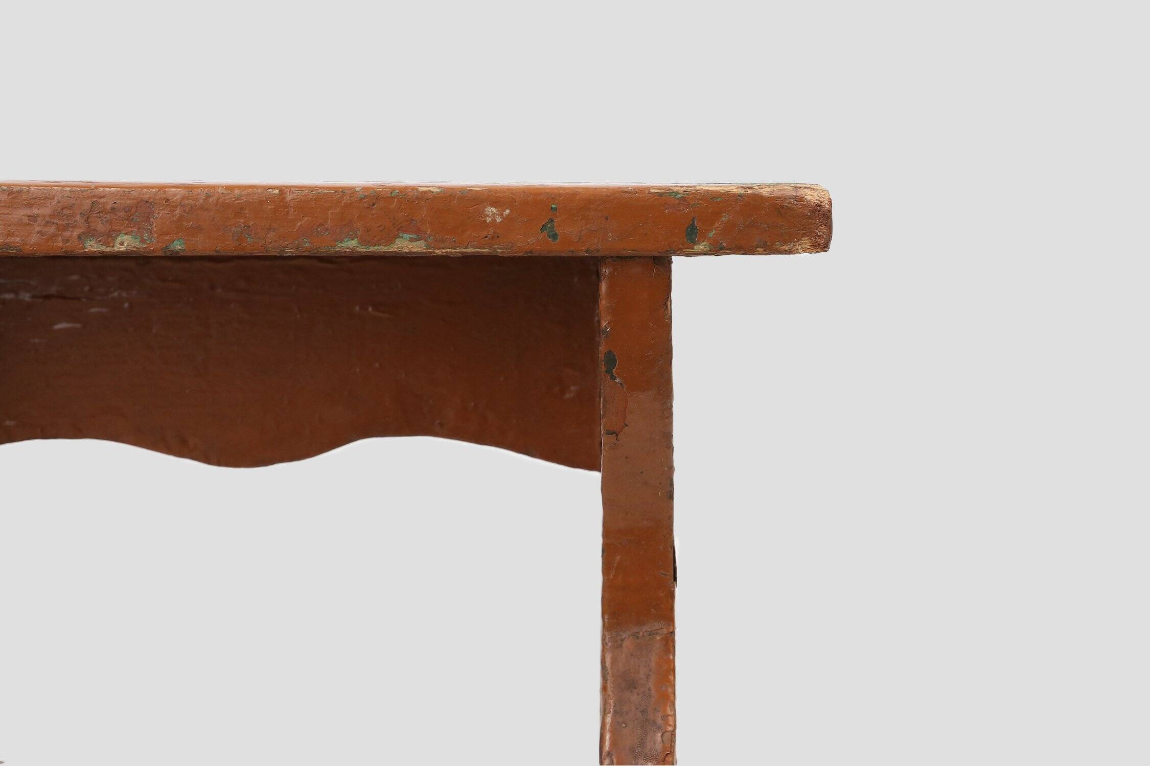 Tabouret bas rustique français en bois peint en terre cuite, années 1890.