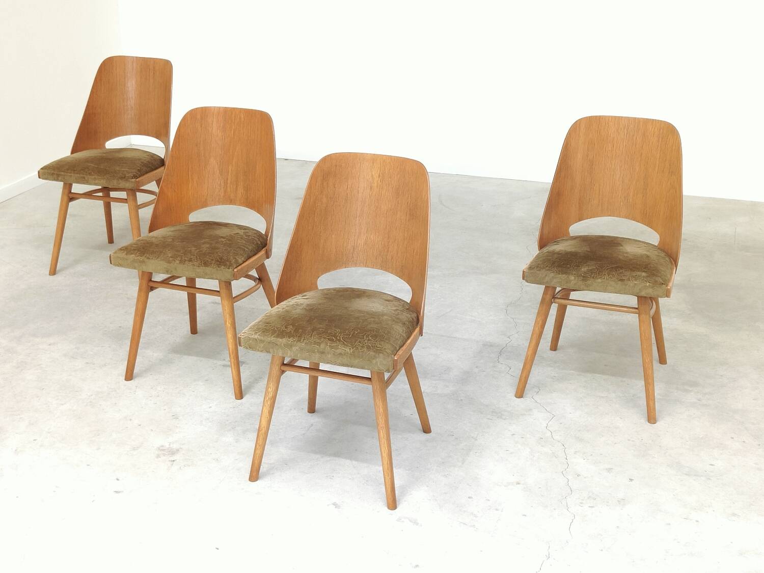Set of 4 chairs model 514 by Radomir Hofman for Ton 1960