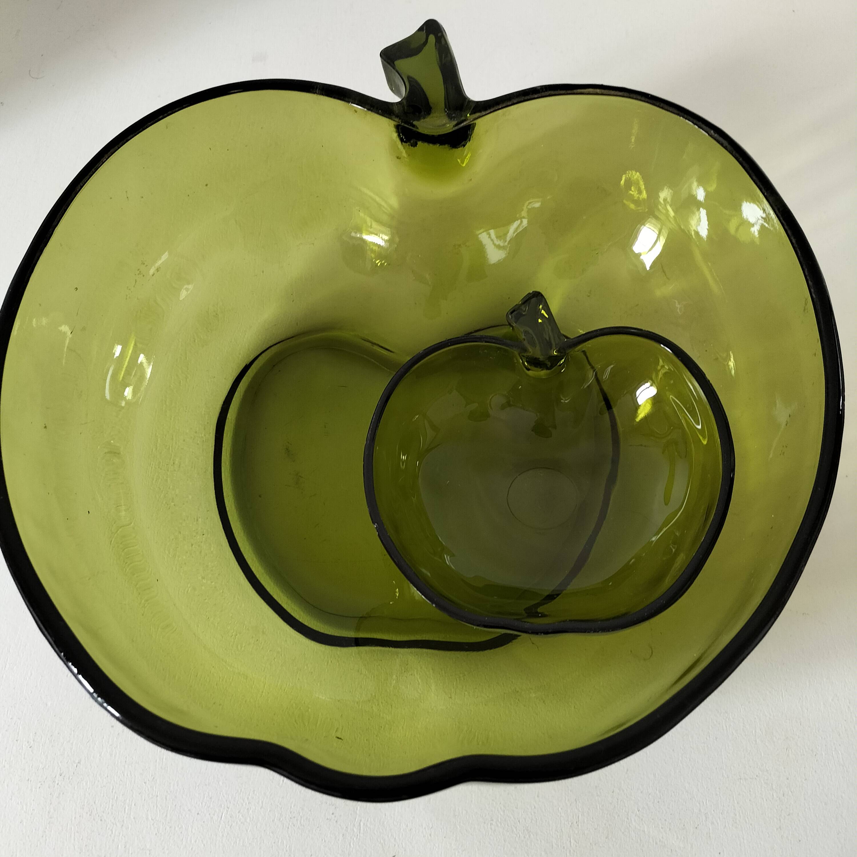 Fruit bowl + apple-shaped glass bowl