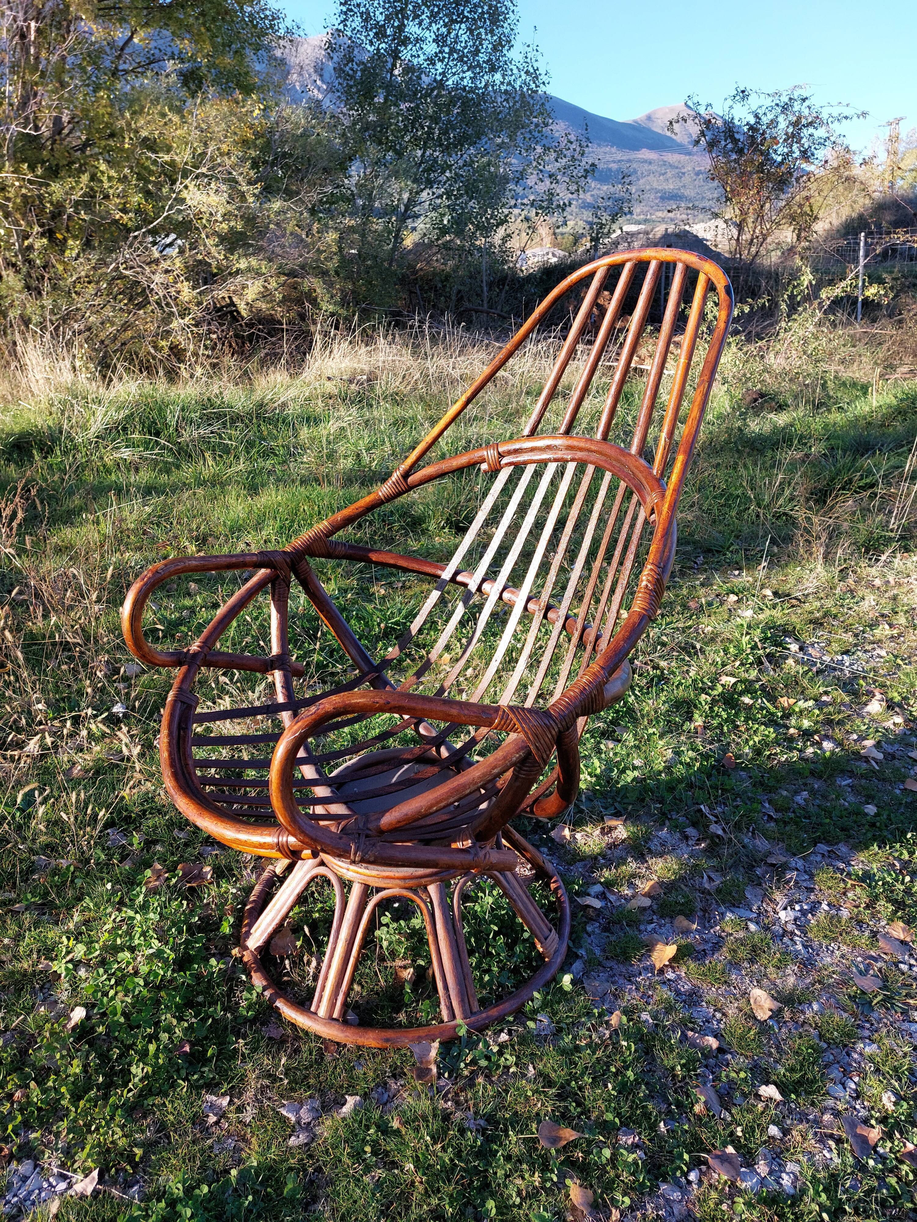 Fauteuil vintage pivotant en bambou et rotin