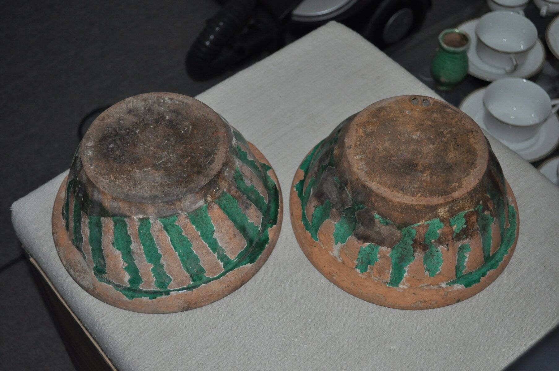 Set of 2 mid-century bowls in brown and green stoneware, rustic patina.